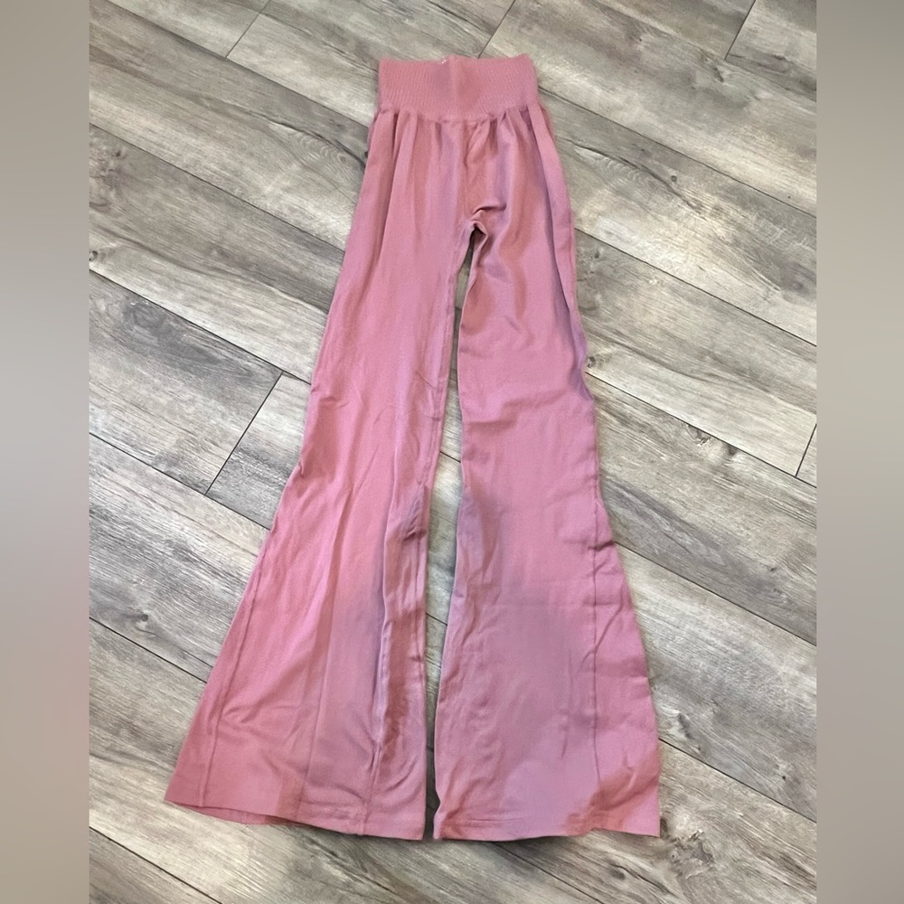 Free People Movement Good Karma Flare Leggings Mauve XS/S NWOT - Picture 3 of 5